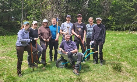 Mit Spaten und Stecher gegen die Lupine