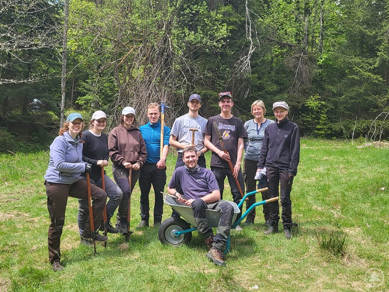Die ehemaligen Teilnehmer am Freiwilligen Ökologischen Jahr krempelten zusammen mit EU-Rangerin Petra Jehl (2.v.r.) die Ärmel hoch und entfernten auf einer Wiesenfläche Lupinen.