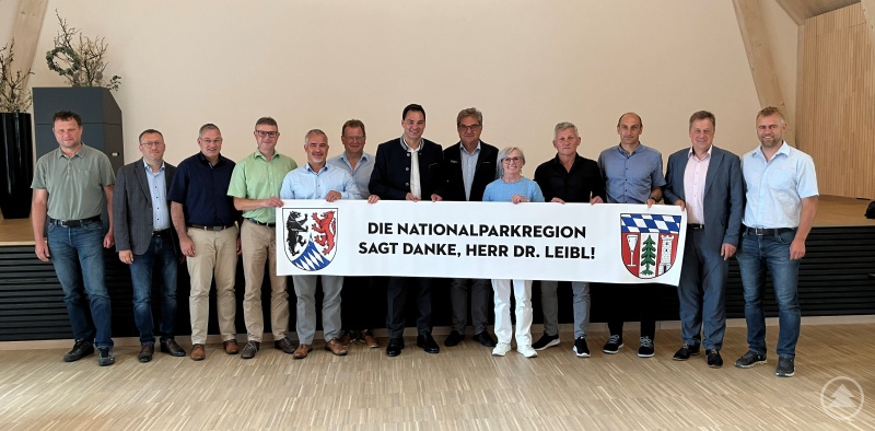 Im Rahmen des kommunalen Nationalparkausschusses verabschiedeten dessen Mitglieder den langjähri-gen Leiter des Nationalparks Bayerischer Wald, Dr. Franz Leibl (6. Von rechts) – allen voran der Vorsitzende des Ausschusses Freyung-Grafenaus Landrat Sebastian Gruber (links daneben) und dessen Stellvertreterin im Ausschuss Regens Landrätin Rita Röhrl (rechts daneben) dankten Leibl für sein Wirken.