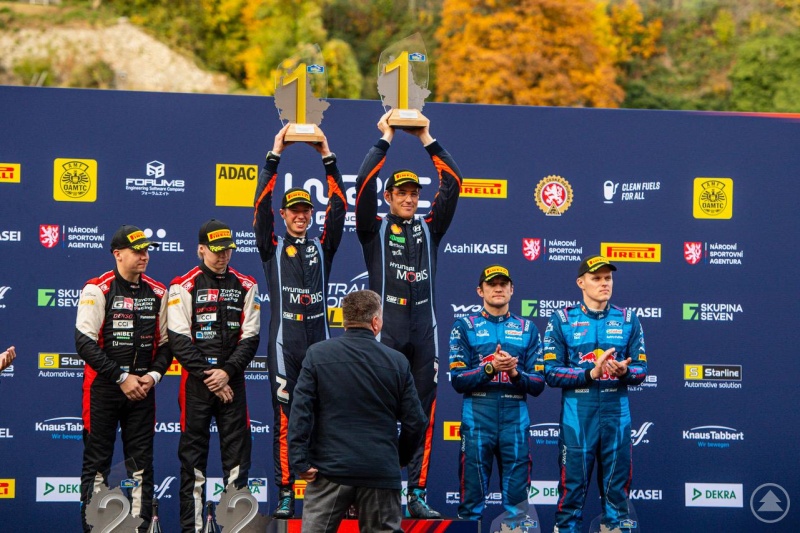 CER-Winnerteam Thierry Neuville(4.v.li) und Co-Pilot Martijn Wydaeghe (3.v.li) mit den Sieger-Pokalen, gefertigt in den Caritas Wolfsteiner Werkstätten