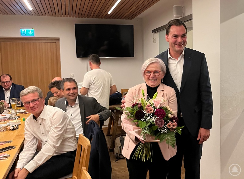 „Ich werde Rita Röhrl sehr vermissen“, sagte Landrat Sebastian Gruber bei der Pressekonferenz. Im Namen aller niederbayerischen Landräte überreichte er ihr beim abschließenden gemeinsamen Abendessen einen Blumenstrauß und einen Gutschein für den Baumarkt. Röhrls Leidenschaft für das Gärtnern ist auch bei den Landräten wohl bekannt.