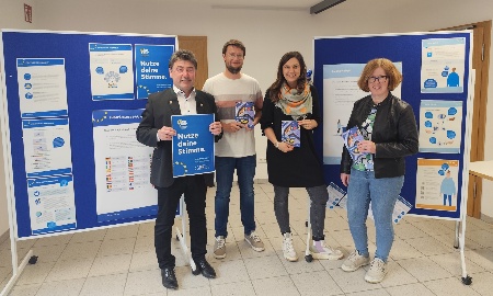 Ausstellung der kommunalen Jugendpflege zur Europawahl  im Bürger- und Kulturtreff Oberpiebing eröffnet: