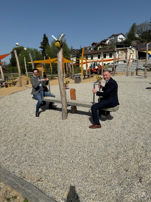 MdL Dr. Stefan Ebner traf sich mit Kirchbergs Bürgermeister Robert Muhr zum Austausch und besichtigte u.a. den Kirchberger Ortspark: Dieser bietet generationenübergreifende Angebote, darunter einen schönen Spielplatz.
