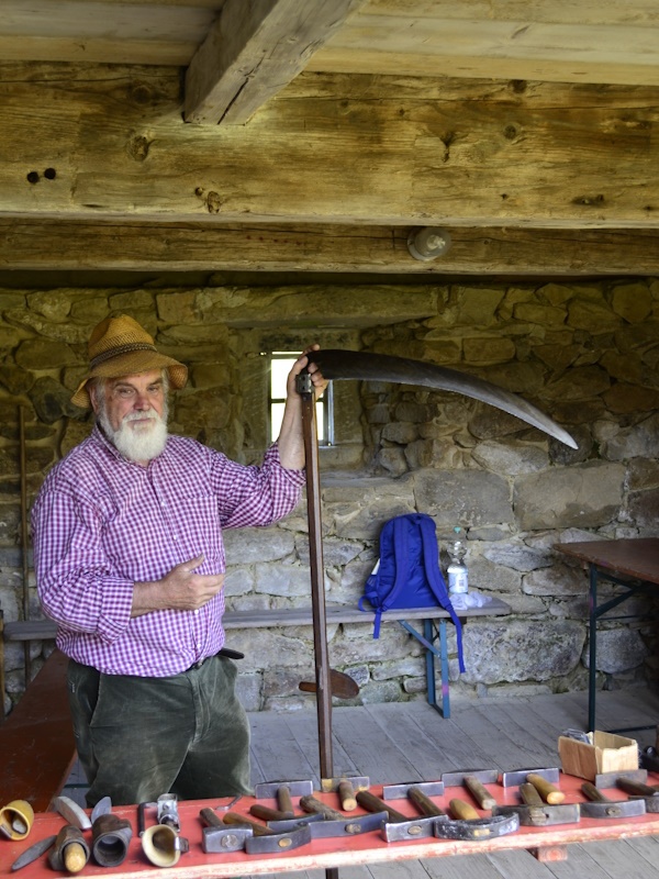 Richard Bals beim Sensenmähkurs