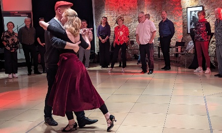 Tanzen von Herz zu Herz: Tango Argentino Schnupperkurs und offene Milonga im Kapuzinerstadl