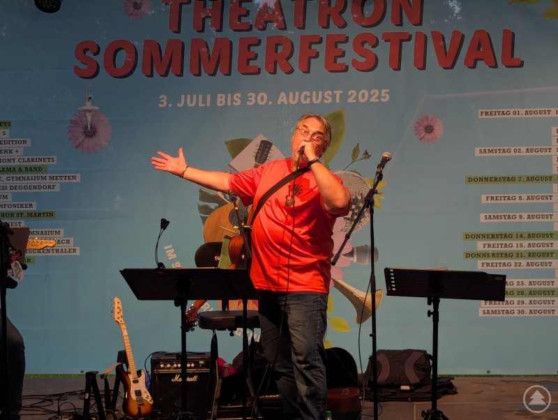 Beim Theatron Sommerfestival genießt man lokale Kunst & Kultur aus nächster Nähe Sänger mit ausladender Handgeste auf der Bühne