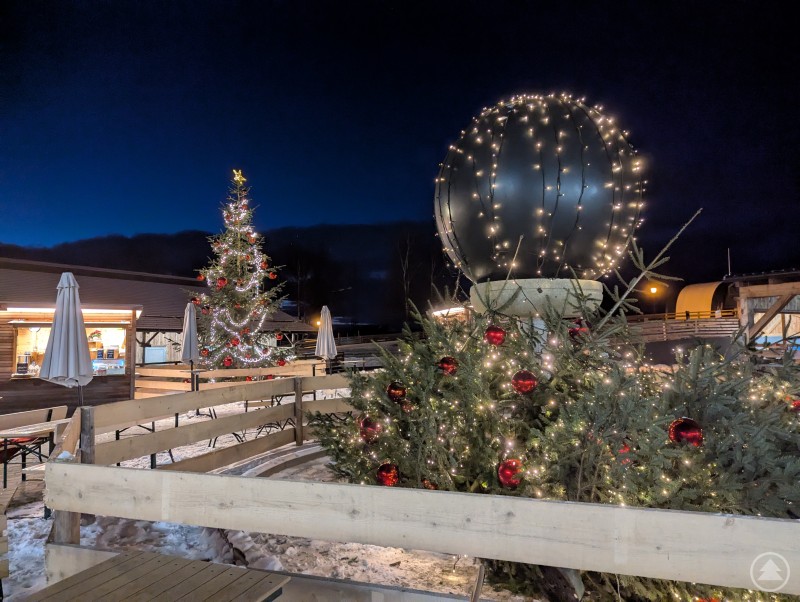 Inmitten einer stimmungsvollen Atmosphäre schenkte der Adventmarkt eine herrlich entspannte Zeit. Festlich geschmückter Adventmarkt von Gut Aiderbichl Deggendorf