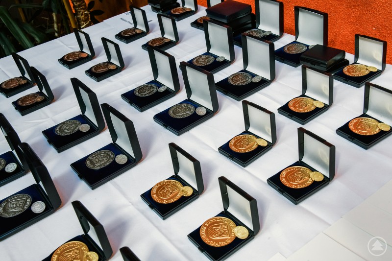 Die Medaillen für die Sportlerehrung des Landkreises Freyung-Grafenau stehen bereit: Auch 2026 werden wieder erfolgreiche Sportlerinnen und Sportler sowie engagierte Vereine ausgezeichnet. Zahlreiche Medaillen liegen ordentlich in aufgeklappten Etuis auf mehreren Tischen bereit.