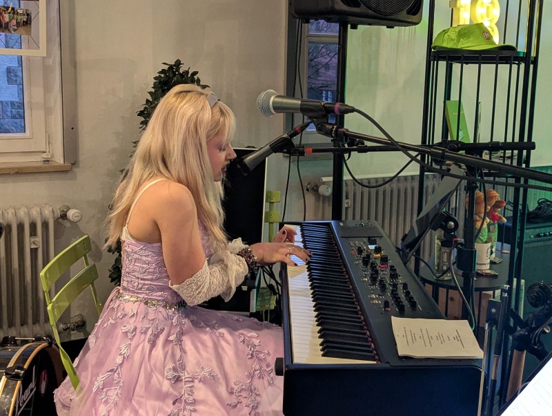 Anastasia Lauks eröffente den offiziellen Festakt musikalisch. Jugendliche singt und spielt Keyboard