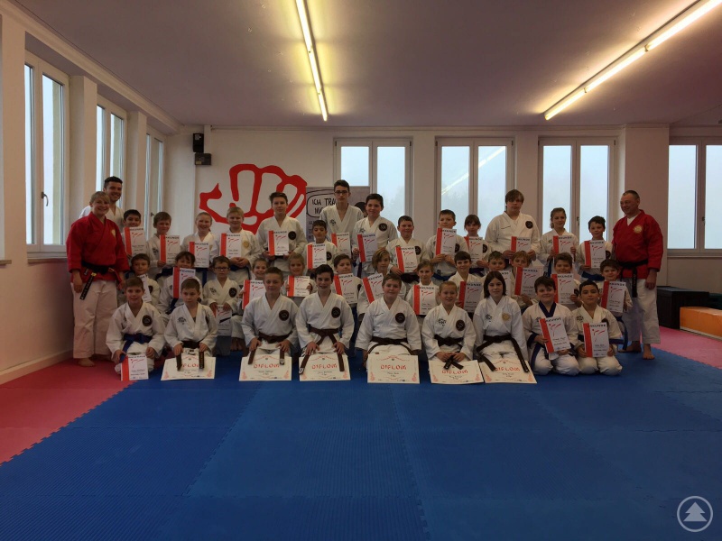 Die Kinder und Jugendlichen nach der Prüfung mit Ramona Gruber und Paul Gruber (jeweils in den roten Jacken)