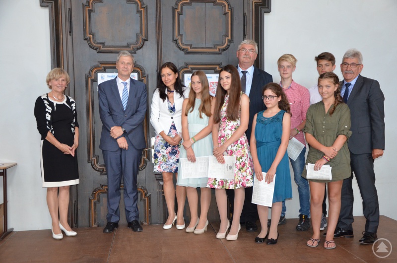 Mit den glücklichen Teilnehmern freuten sich v. l. Ministerialbeauftragte (Oberpfalz) Maria Kinzinger, Ministerialdirektor Herbert Püls, Realschuldirektor Günther Schwarzbauer und Ministerialbeauftragter (Niederbayern) Bernhard Aschenbrenner.