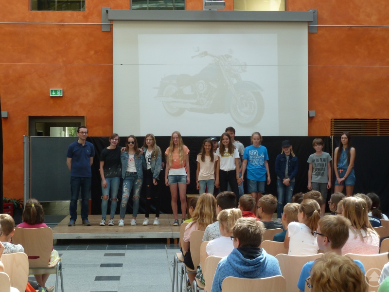 Nach der erfolgreichen Vorstellung freuten sich die Mitwirkenden und der Leiter der Theatergruppe am Gymnasium Freyung, StR Markus Michel (links), über den Applaus der Zuschauer.