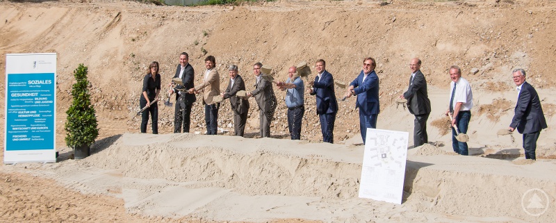 v. l.: Architektin Monika Obermüller, stellvertretender Krankenhausdirektor Christian Fenzl, Bezirksbaumeister Matthias Kopf, Martin Friedenberger und Heito Winter von Dewan-Friedenberger-Architekten, Deggendorfs dritter Bürgermeister Hermann Wellner, Bezirkstagspräsident Dr. Olaf Heinrich, Bezirkstagsvizepräsident Dr. Thomas Pröckl, stellvertretender Chefarzt der Psychiatrischen Klinik am Bezirksklinikum Dr. Bernd Weigel, Krankenhausdirektor Gerhard Schneider und der stellvertretende Landrat des Landkreises Deggendorf Roman Fischer