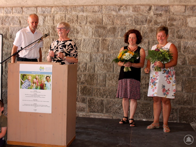 Mit dem Jugendamtsleiter Martin Hackl bedankte sich die Landrätin Rita Röhrl bei Elisabeth Mies und Kathrin Binder für die Arbeit bei Koki.