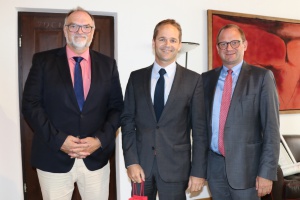 Oberbürgermeister Jürgen Dupper begrüßt neuen Schulrat Klaus Sterner