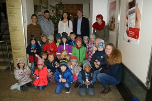 Kindergartenkinder lassen Christbaum erstrahlen