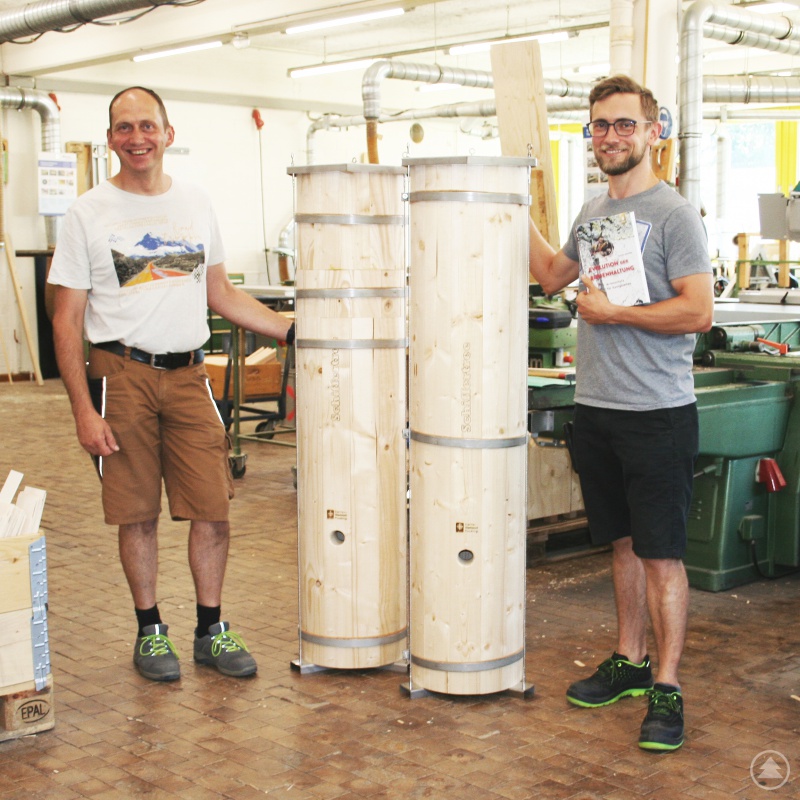 Die Hauptverantwortlichen in der Caritas Werkstatt Pocking für die Bienenbehausung: links Stephan Kilger, Gruppenleiter Schreinerei (li.) und Rainer Pfaffinger, Arbeitsvorbereitung, (re.)