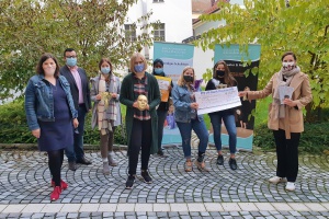 Schülerinnen helfen anderen Kindern und Jugendlichen