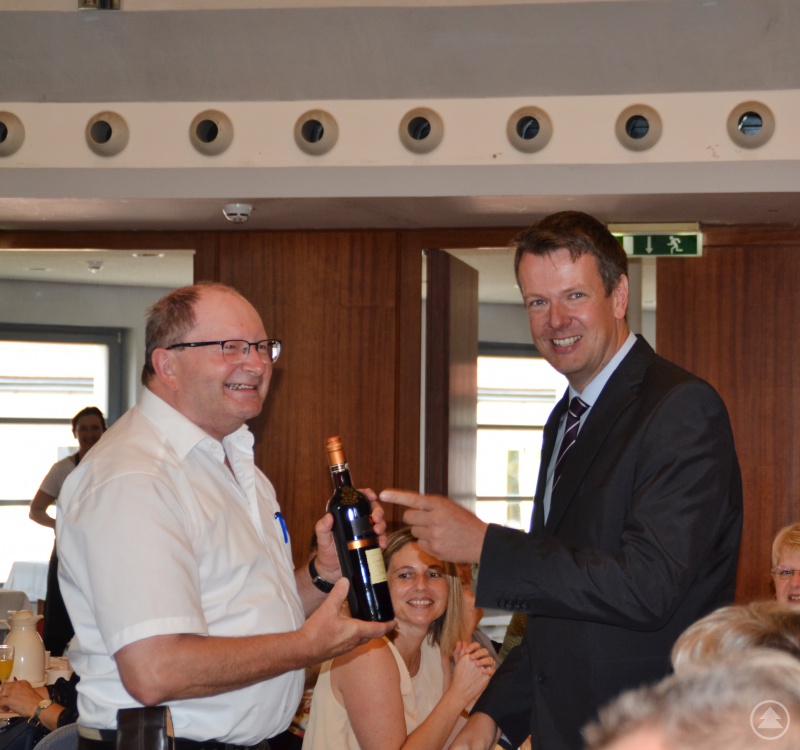 Ein kleines Dankeschön übergibt Florian Habenberger (rechts) an Dr. Otto Wiederer für das Doppeldienstjubiläum mit insgesamt 55 Dienstjahren.