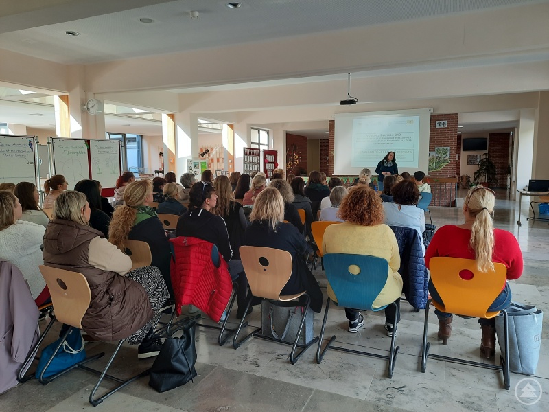 Bei einem Treffen an der Schönberger Grundschule informierten sich 45 pädagogische Kräfte aus Kindergarten und Grundschule aus den Landkreisen Regen und Freyung-Grafenau über die Umsetzung des „Vorkurses Deutsch 240“.