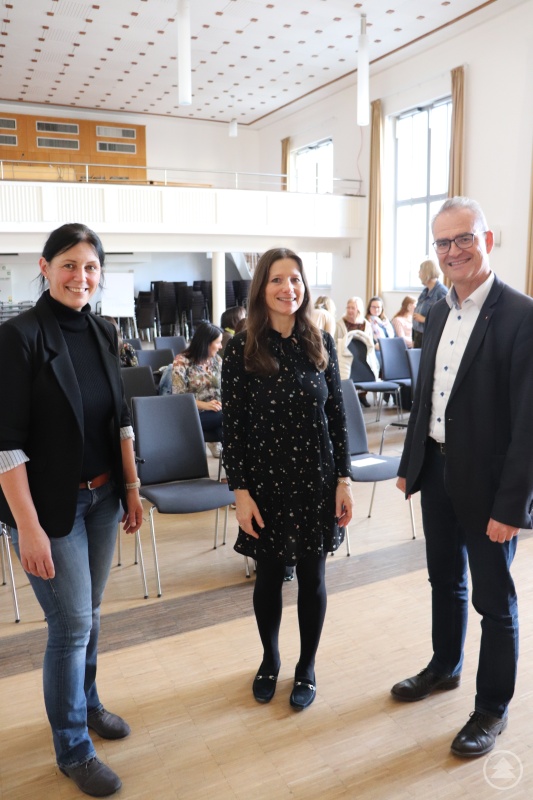 Sich für Kinder stark machen. Dr. Alexa Glawogger-Feucht (Mitte) bei der Caritas in Passau mit der Fachbereichsleiterin Frühe Bildung und pädagogische Qualität, Petra Schötz, und Kita-Abteilungsleiter Stefan Seiderer.