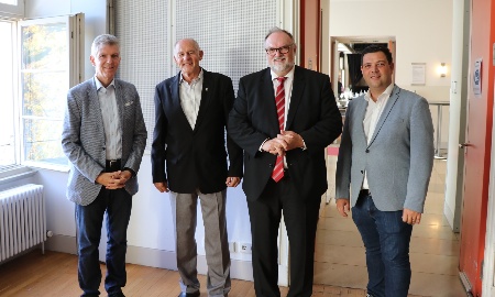 Oberbürgermeister Jürgen Dupper gratuliert Clemens Damberger zur staatlichen Auszeichnung