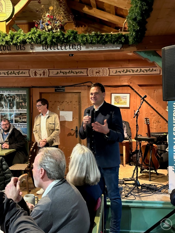 Landrat Sebastian Gruber betonte in seiner Begrüßung, wie wichtig es ihm sei, dass die ehemalige Heimat bei den „Exil-FRG-lerinnen“ und „Exil-FRG-lern“ präsent bleibt.