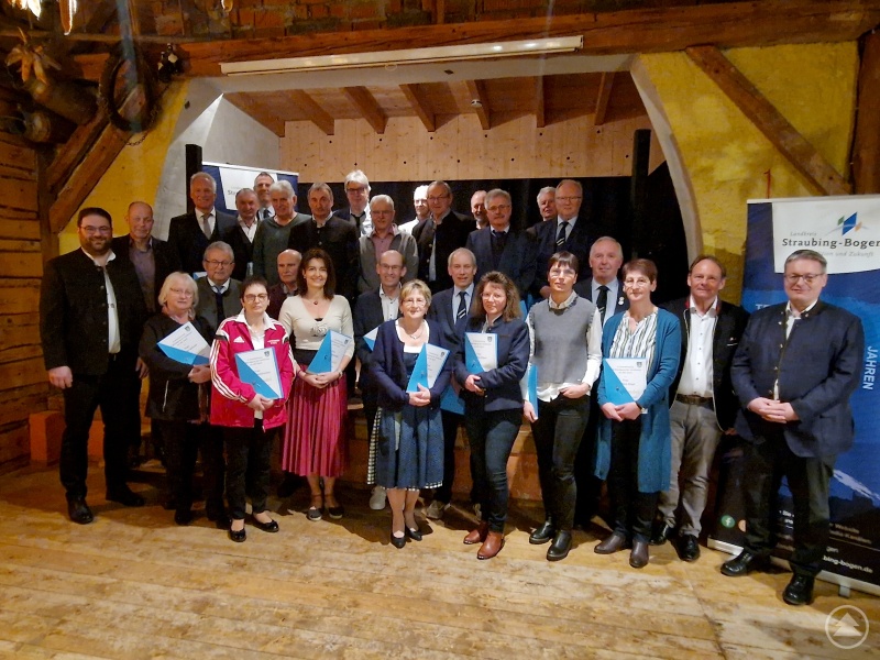 Funktionäre und Schiedsrichter – alle Geehrten aus diesem Bereich mit Ehrengästen um Landrat Laumer
