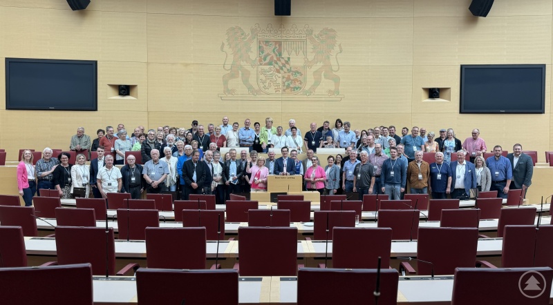 Rund 100 Besucher aus den Landkreisen Freyung-Grafenau und Regen waren zu Gast im Maximilianeum: Im Plenarsaal des Bayerischen Landtags diskutierte MdL Dr. Stefan Ebner mit den Teilnehmern.