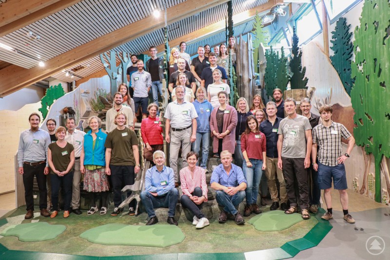 Trafen sich zum fachlichen Austausch im Hans-Eisenmann-Haus, Moorschützer der Bayerischen Staatsverwaltung. Nationalparkleiterin Ursula Schuster (Vordergrund, Mitte) begrüßte die rund 50 Klausurteilnehmer.