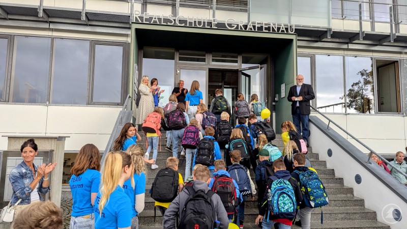 Klassenweise marschierten die „Neuen“ mit ihren Klassleitern und den Tutoren in ihre Räume.