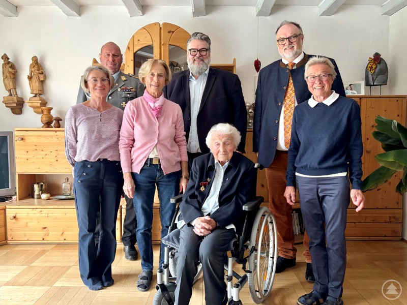 Oberbürgermeister Jürgen Dupper (rechts), 2. Bürgermeister Andreas Rother (mitte), der Vorsitzende des Krieger- und Soldatenvereins St. Korona, Herr Johann Winklmeier (links), stoßen mit der Jubilarin Maria Kühnhammer (vorne mitte) und deren Töchter (von links) Johanna Eder, Annemarie Bauer und Sieglinde Kühnhammer an. Kühnhammer Maria.jpg