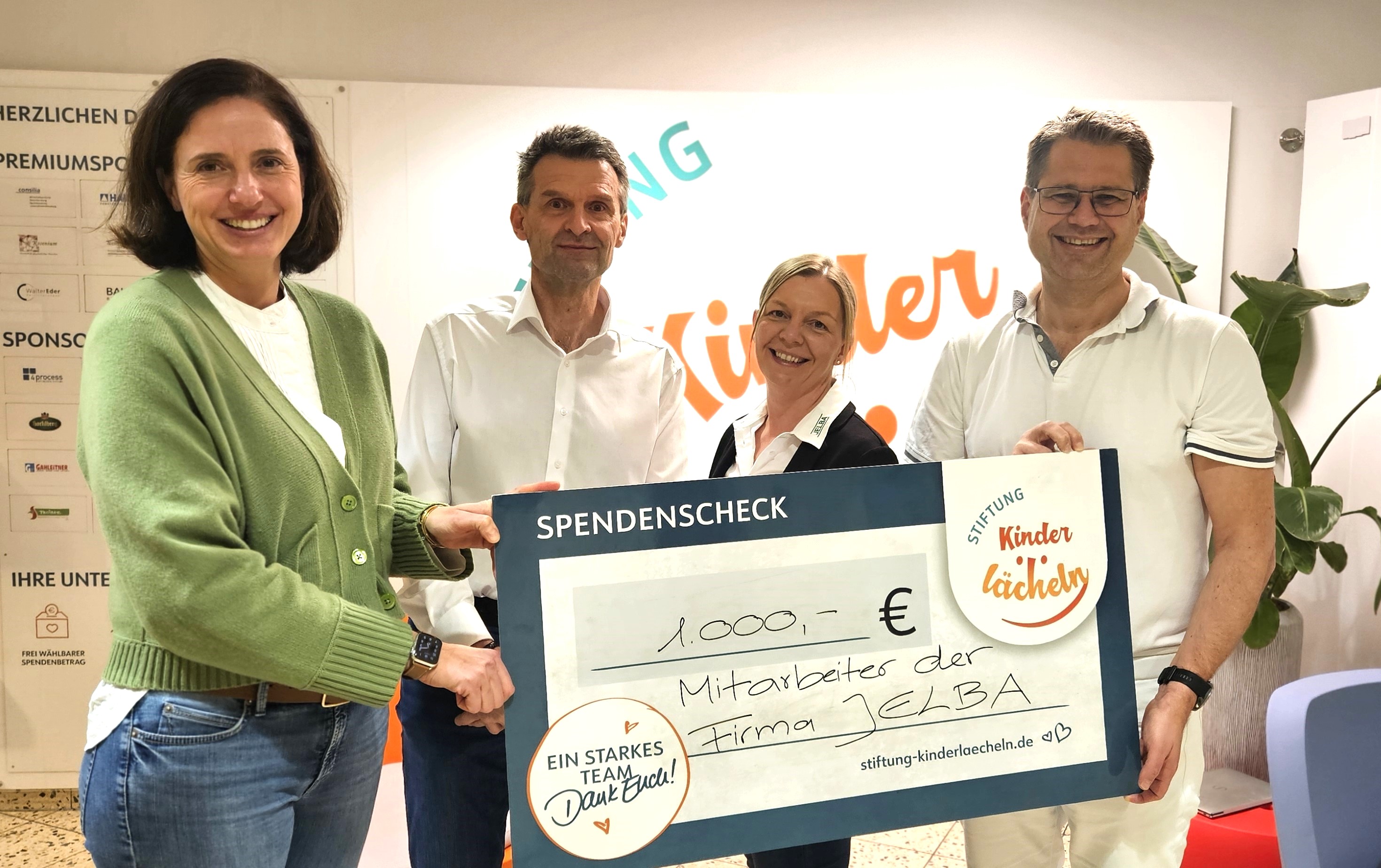 v. r .) Kinderklinik-Chefarzt Prof. Dr. Matthias Keller, Melanie Wandl und Günther Hain von Jelba in Hauzenberg und die Stiftungsvorstandsvorsitzende Dr. Maria Diekmann.