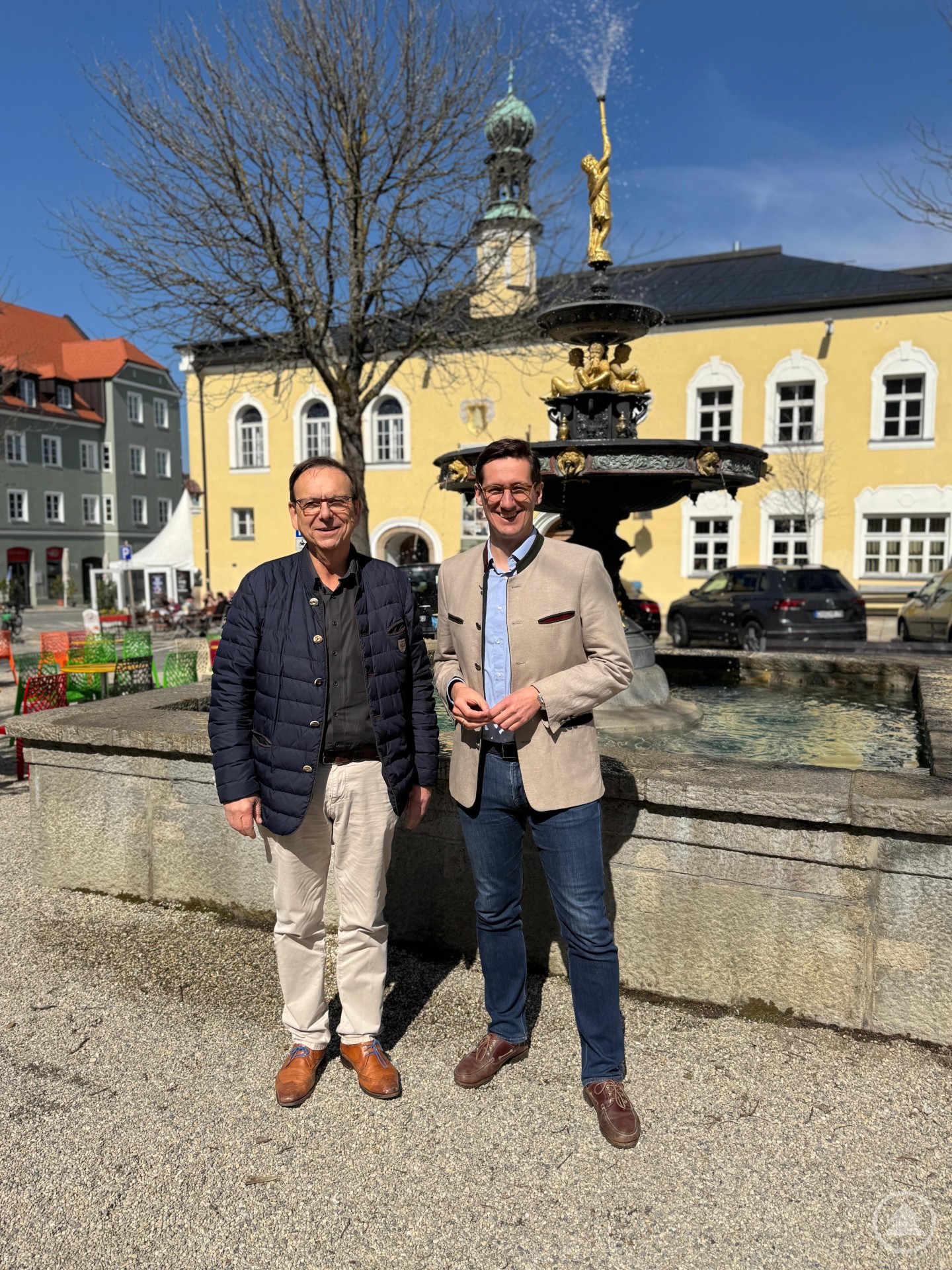 Abgeordneter Dr. Stefan Ebner überbringt Bürgermeister Franz Wittmann die Neuigkeit: Ministerpräsident Söder kommt zum 1. Viechtacher Schweinefest