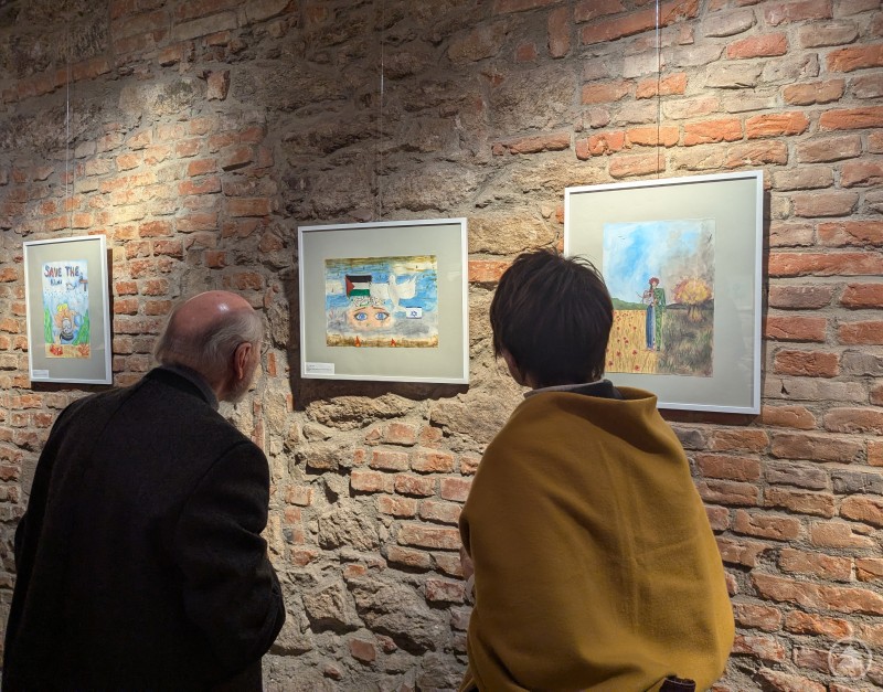 Die künstlerische Leistung beeindruckte ebenso wie die Tiefgründigkeit der Beiträge zum 7. Rotary-Kunstmalwettbewerb. Zwei Gäste der Vernissage betrachten Gemälde