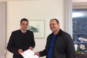 Landrat Gruber nimmt die Onlinepetition für den Erhalt der Hallenbäder entgegen