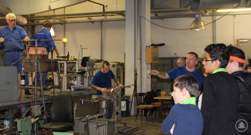 : Glasbearbeitung in allen Facetten lernten die Jugendlichen bei der Ausbildungstour kennen. Bei der Zwiesel Kristallglas AG erfuhren sie beispielsweise, wie wichtig die Form des Rot- und Weißweinglases ist und wie diese gefertigt werden.