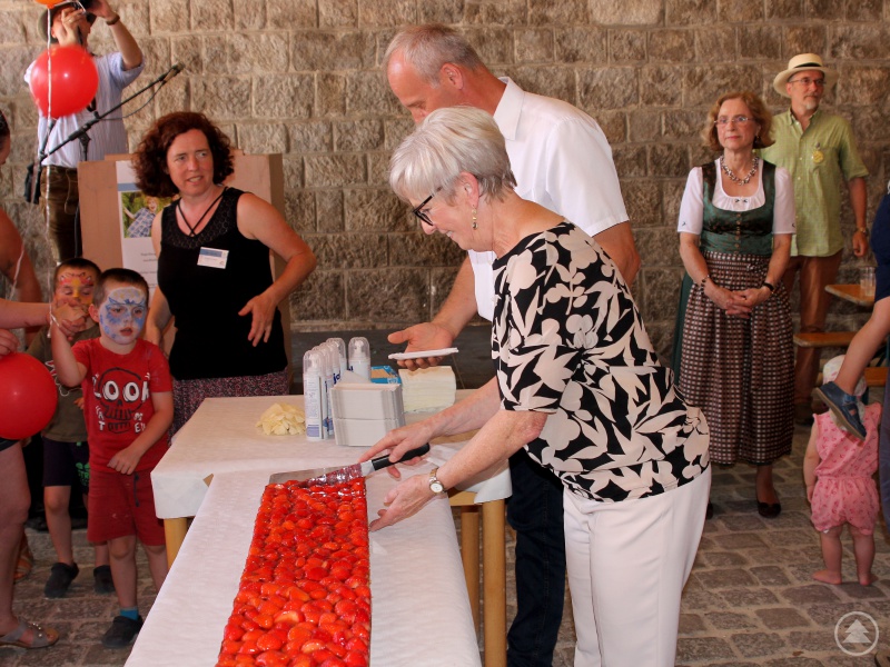 Mit dem Jugendamtsleiter Martin Hackl als Assistenten schnitt die Landrätin den Geburtstagskuchen an...
