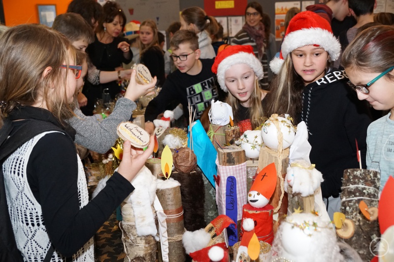 Buntes Treiben in der Aula