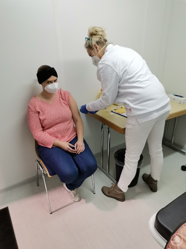 Daria Janecki ist Mitarbeiterin der medizinischen Intensivstation am Klinikum Passau und erhielt von Ursula Eckmüller von der Praxis Dr. Gabriel die Erstimpfung.
