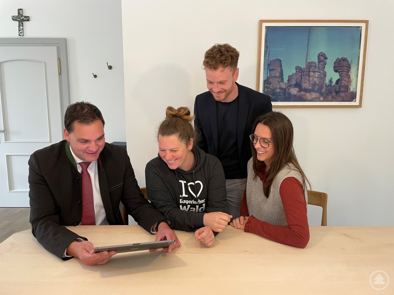 Nach der positiven Nachricht, dass die Förderung für das Grenzüberschreitende Gründerzentrum GreG FRG verlängert wird, haben (von links) Landrat Sebastian Gruber, GreG FRG Geschäftsführerin Stephanie Fichtl, Wirtschaftsreferent Johannes Gastinger und GreG FRG Mitarbeiterin Carolin Schuster bereits die nächsten Veranstaltungen im GreG wie „Gründerregion FRG | WISSEN.SCHAFFT Mehrwert“ am 26. Oktober im Blick.