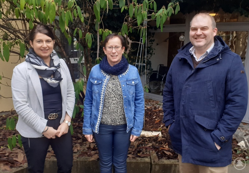 Caritas FRG. (v.re.) Die beiden EUTB-Beraterinnen Margarethe Aigner und Claudia Maria Grimsmann freuen sich über ihre neuen Einsatzgebiete. (li.) Alexandra Aulinger-Lorenz (Hauptberuflicher Vorstand).
