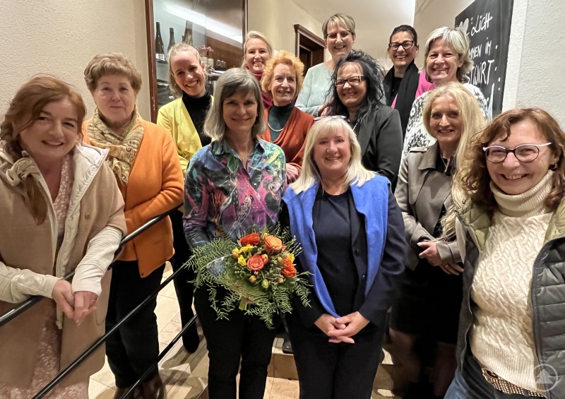 Die teilnehmenden wild&weiblich-Mitglieder bedankten sich mit ihrer Vorsitzenden Roswitha Prasser (3.v.r.) mit einem Blumenstrauß bei Dr. Frauke Haberer (4.v.r.) über den interessanten Vortrag zum Thema Darmgesundheit.