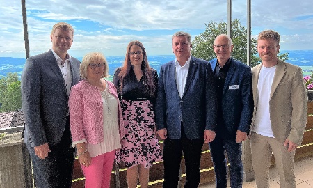 Staatsminister Christian Bernreiter zu Gast beim ersten bayerisch-tschechischen Wirtschaftsfrühstück. Über 100 Unternehmensvertreter nutzten die sich Gelegenheit sich auszutauschen