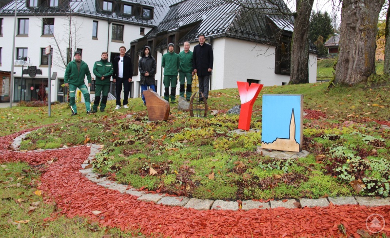 Ein bisschen Landesgartenschau vor dem Landratsamt: Die Fachleute von grünWERK FRG haben die lebende Landkreiskarte vom Geyersberg auf die Grünfläche vor dem Dienstgebäude Königsfeld umgepflanzt. Vom Ergebnis sind alle begeistert (von links) Thomas Möller, Chris Wagner, Regionalmanager Stefan Schuster, Praktikant Lukas Schneider, Timo Blöchl, Manfred Molz und Landrat Sebastian Gruber.
