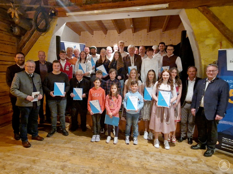 Niederbayerische und Bayerisch Meister – alle Geehrten bei niederbayerischen und bayerischen Meisterschaften mit Ehrengästen um Landrat Laumer