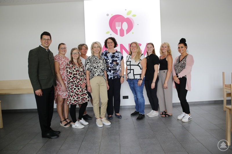 Stolz auf eine zertifizierte Leistung sind Bürgermeister Martin Pichler (v.l.), Elisabeth Keskic-Biebl (MENSA Küchenleitung), Ilona Halser (Mitarbeiterin MENSA), Daniela Luksch (Krippen- und Kindergartenleitung), Michaela Gampe (VGem. Schönberg), Angela Dreier (Amt für Ernährung, Landwirtschaft und Forsten), Carina Bredl (Marktgemeinderätin, Referat Kindergärten, Spielplätze und Jugend), Corinna Perl (Kindergarten), Andrea Hofbauer (Elternbeirat) und Nicki Kern (OGTS).