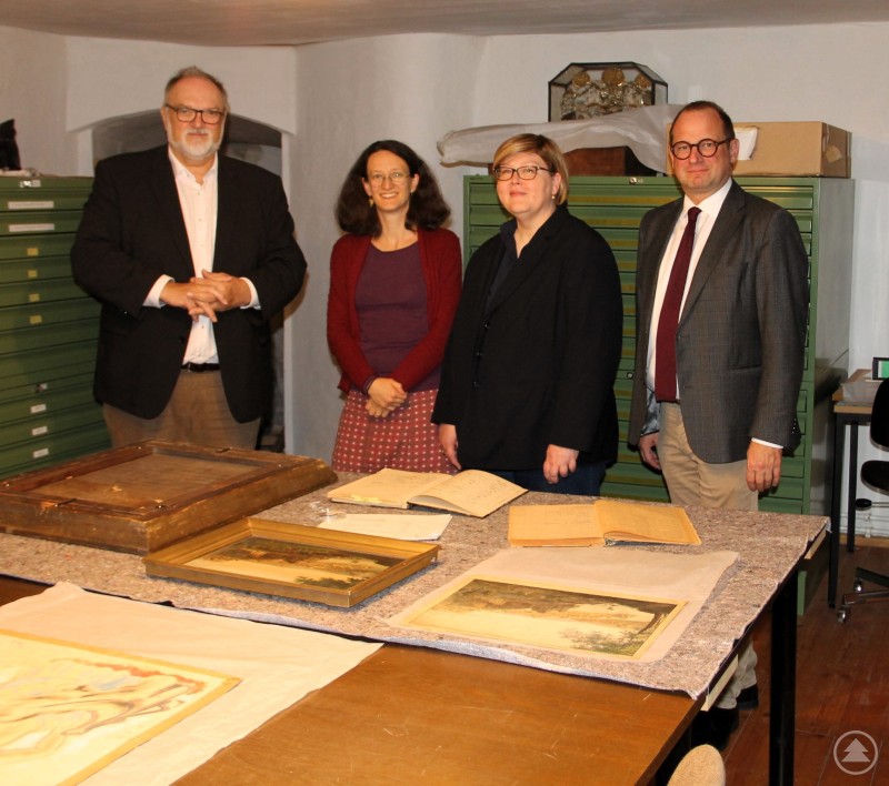 Sichtung der ersten Objekte im Depot des Museums Oberhaus. Von links: Oberbürgermeister Jürgen Dupper, Dr. Teresa Lohr, Dr. Anke Gröner mit Kulturreferent Dr. Bernhard Forster.