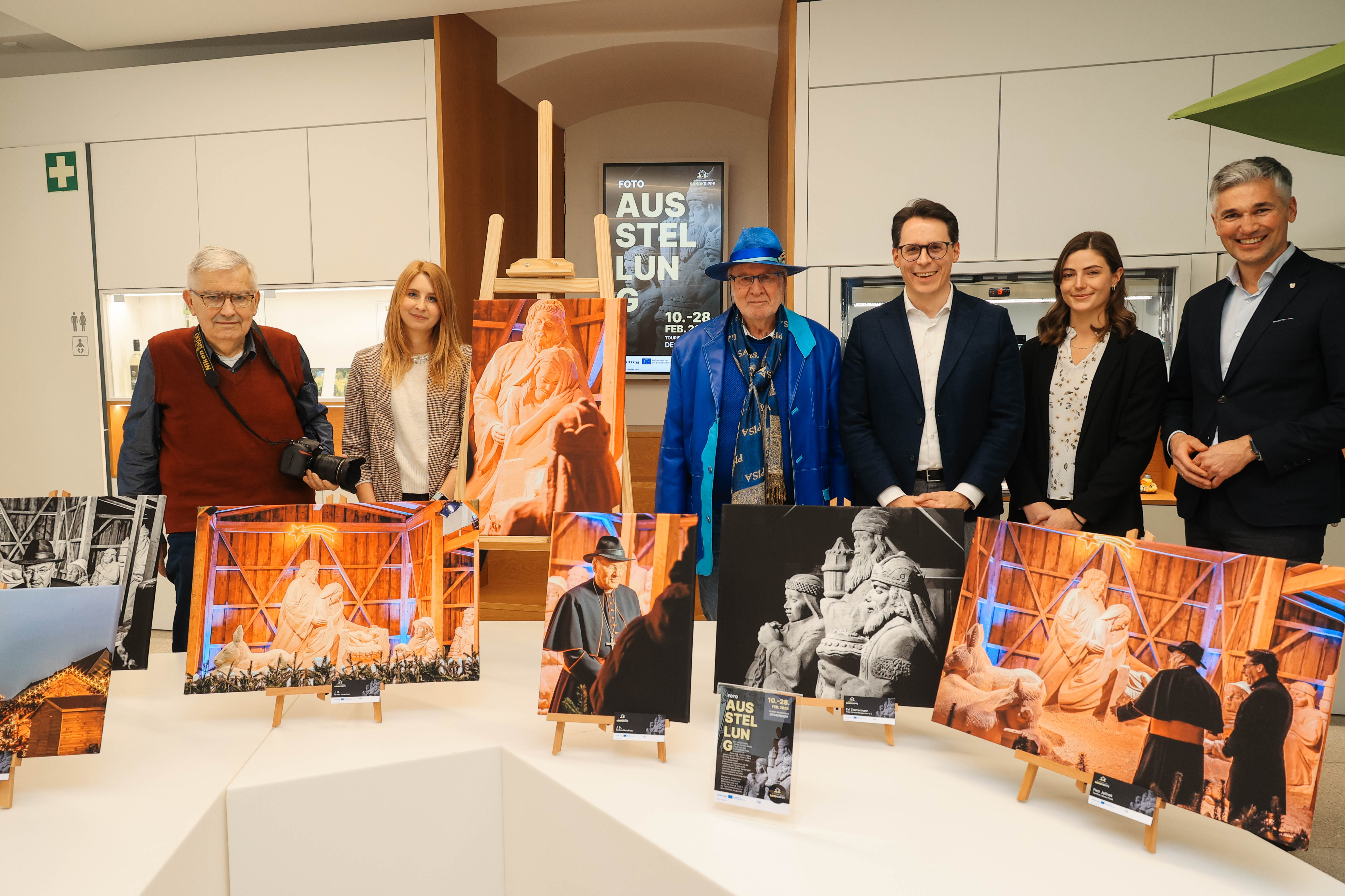 Eröffnung der 15-teiligen deutsch-tschechischen Bilderreihe in der Tourist Information v. l: Rudolf Weber (Freie Künstler e.V.), Lisa Peter (Stadtmarketing), Künstler Gerhard Kadletz, Oberbürgermeister Dr. Christian Moser, Vanessa Sandner (Wirtschaftsförderung) und Stadtmarketing-Vorstand Andreas Höhn