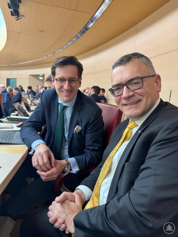 Gemeinsame Überlegung zum Durchbruch des Grünen Zentrums: MdL Dr. Stefan Ebner mit Staatskanzleichef Dr. Florian Herrmann im Plenum MdL Dr. Ebner - StM Dr. Florian Herrmann.jpg